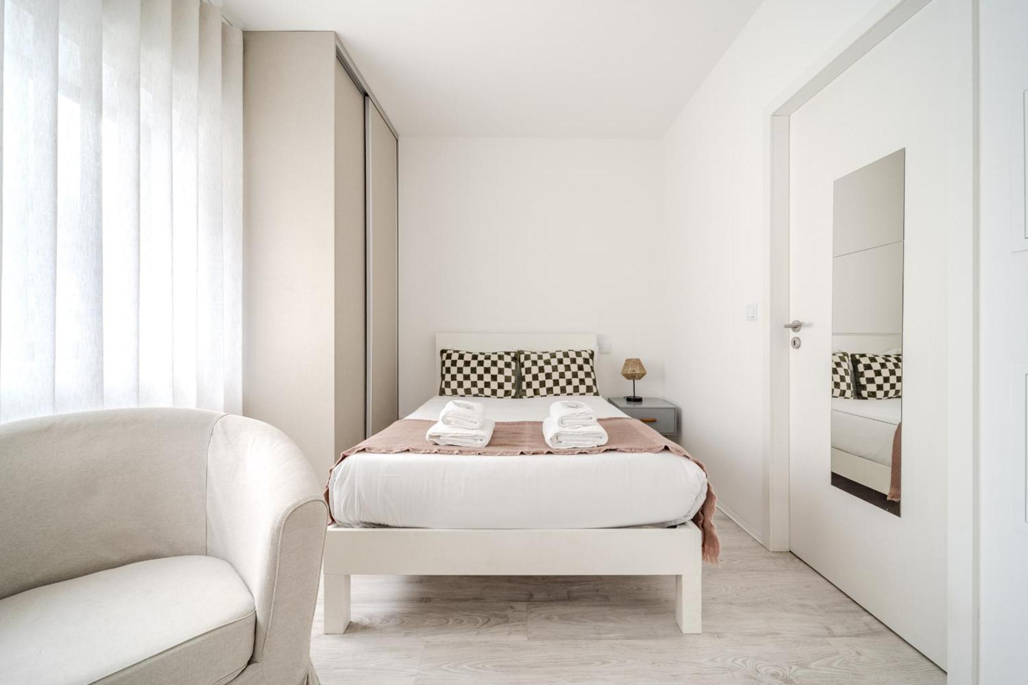 Apartemen By House And People