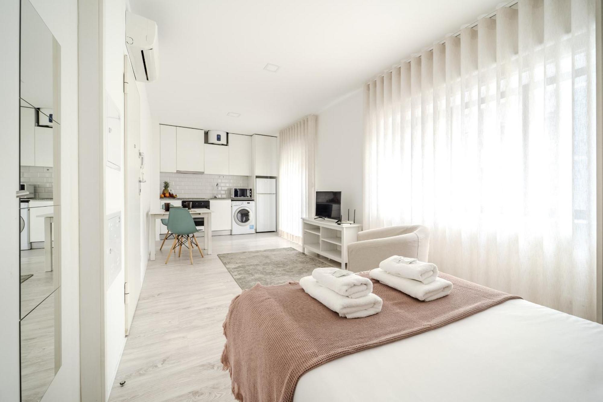By House And People Apartemen